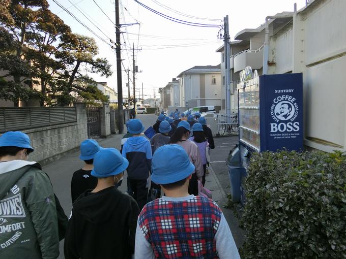 バスまで車に気をつけて移動します。