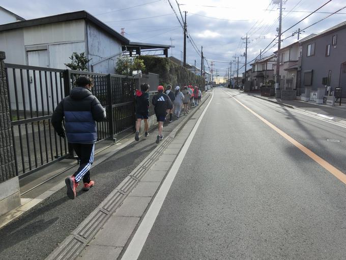 引率の先生も走ります。