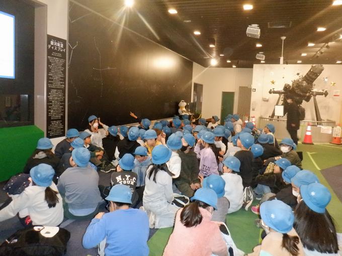 施設に入ってソワソワしている様子