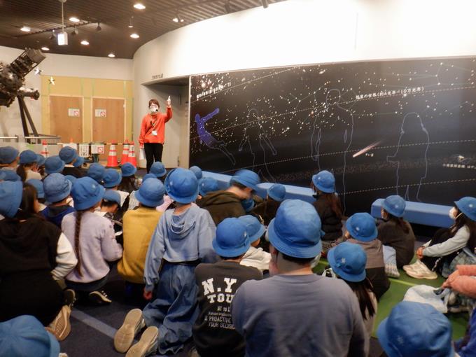 施設の方の話を一生懸命に聞いている