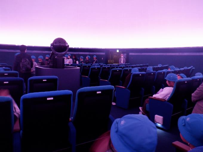 投影までワクワクしている子供たち