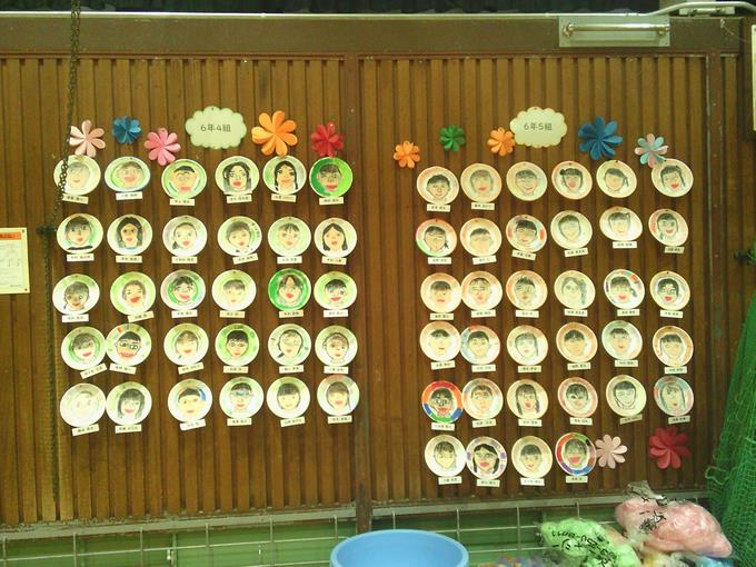 1年生が描いた似顔絵の掲示