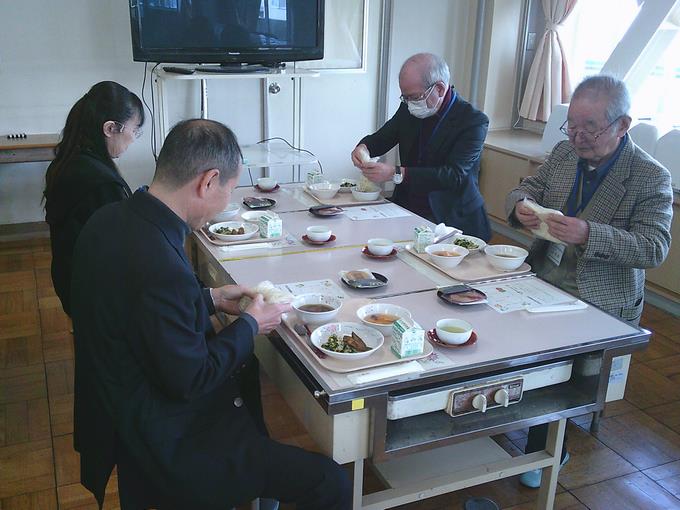 給食も試食していただきました