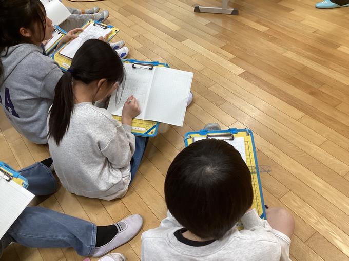 真剣にメモをとっています。