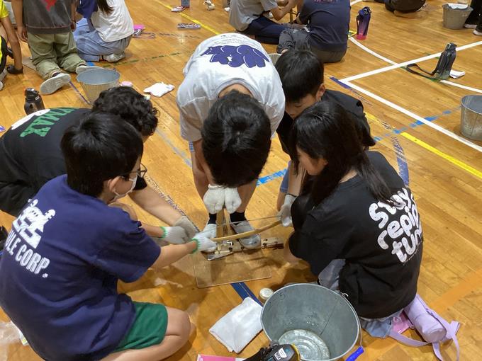 班で協力して火起こし体験！