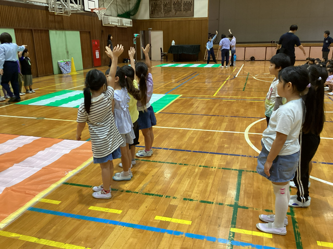 「右、左、右」手を挙げて安全確認