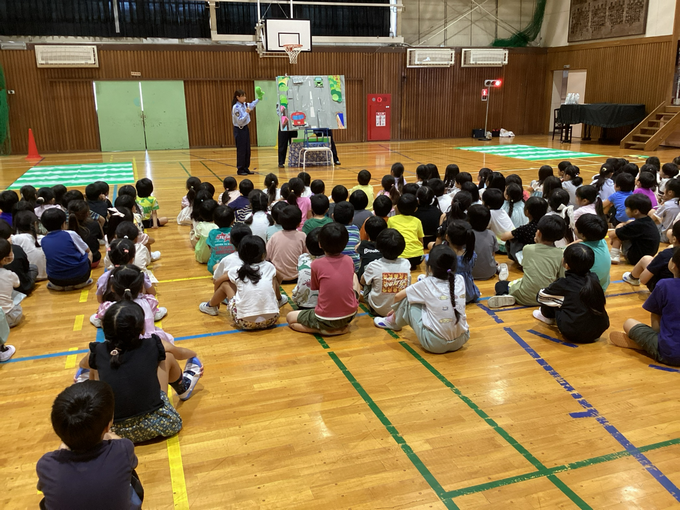 道路の渡り方について聞く1年生
