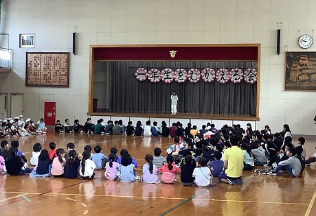 会の様子