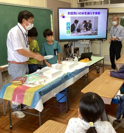 お皿洗いの実演