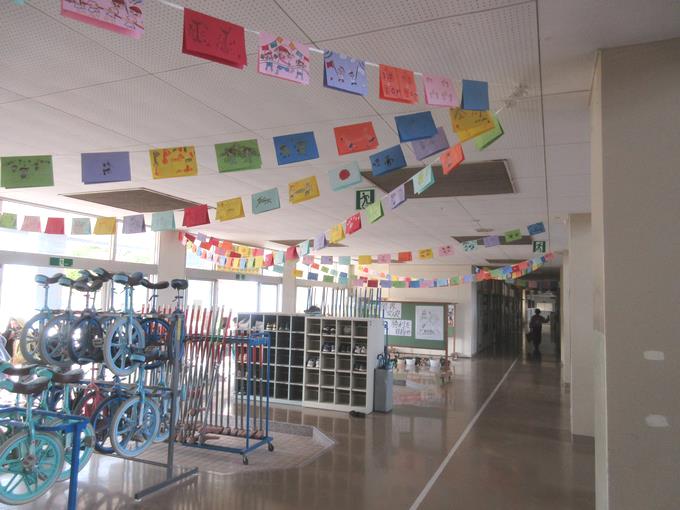 昇降口の手作り万国旗