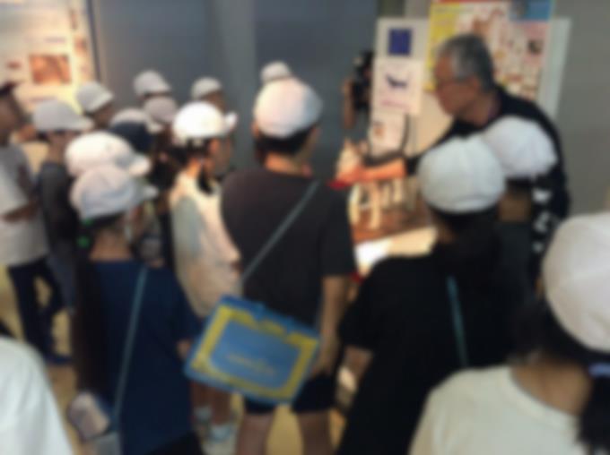 展示物の説明を聞いている様子