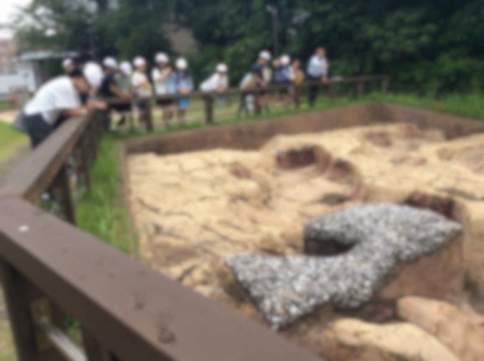 外の展示物を見学している様子