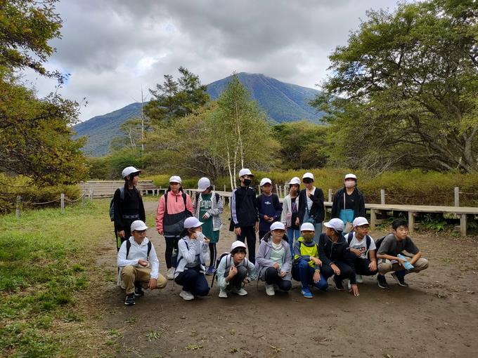 男体山をバックに記念写真