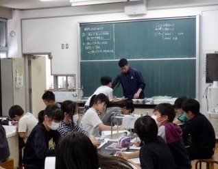 2組担任が1組の子供たちと