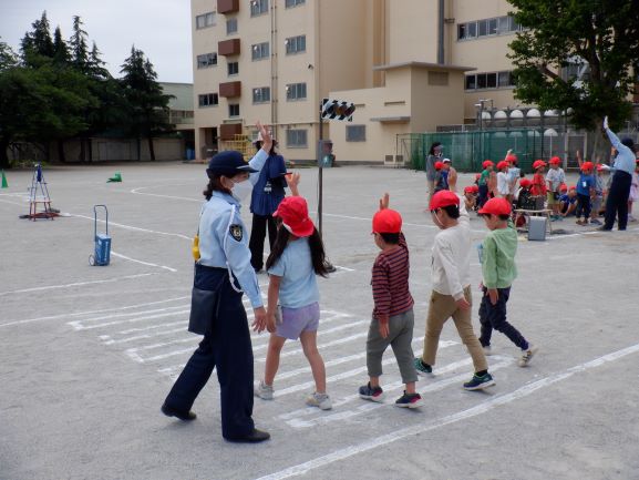 横断歩道は手を挙げて