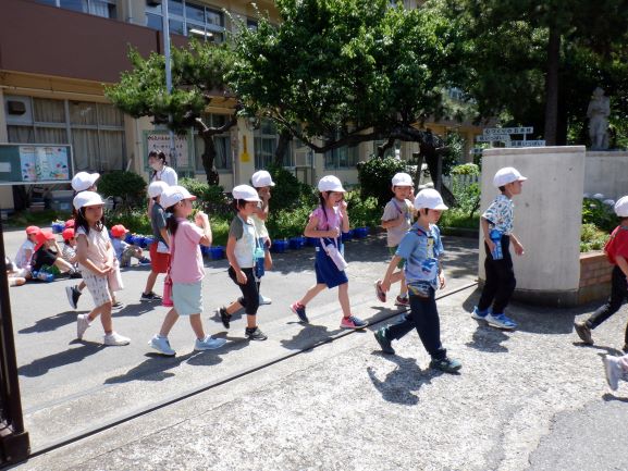 みんなで近くの公園に