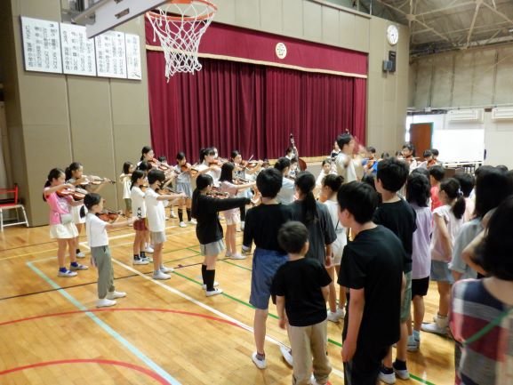 弦楽部の演奏で校歌