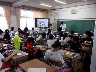 落ち着いて話を聞いています