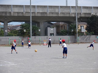 校庭で体育