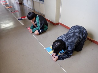 万国旗を一つずつ