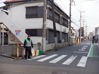 近くの高架下に
