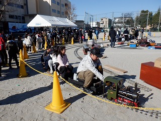 海神小の校庭にＳＬが！
