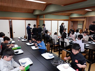 昼食のおにぎり作り