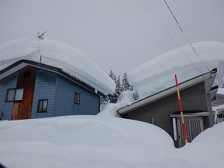 玄関が埋まるほどの雪