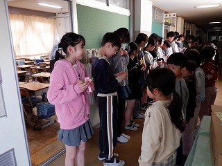 廊下で対面して