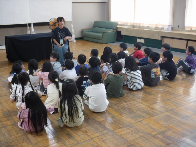 お話に引き込まれている子どもたち