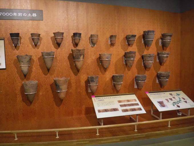 土器や鏃、装飾品などが展示されています。