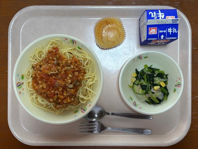 三番瀬のホンビノス貝を使ったトマトソースのスパゲッティ