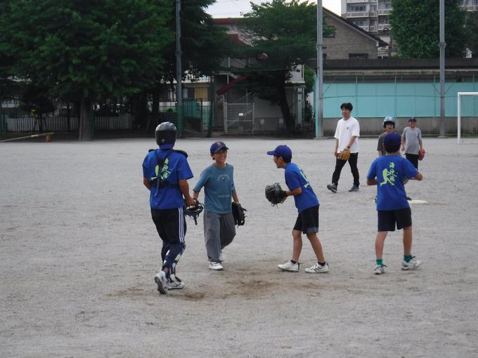 ピッチャーライナーをナイスキャッチして仲間に駆け寄るチームメイト