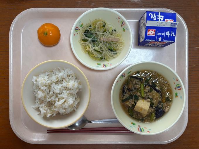 2年生は学校でもナスを育てています。