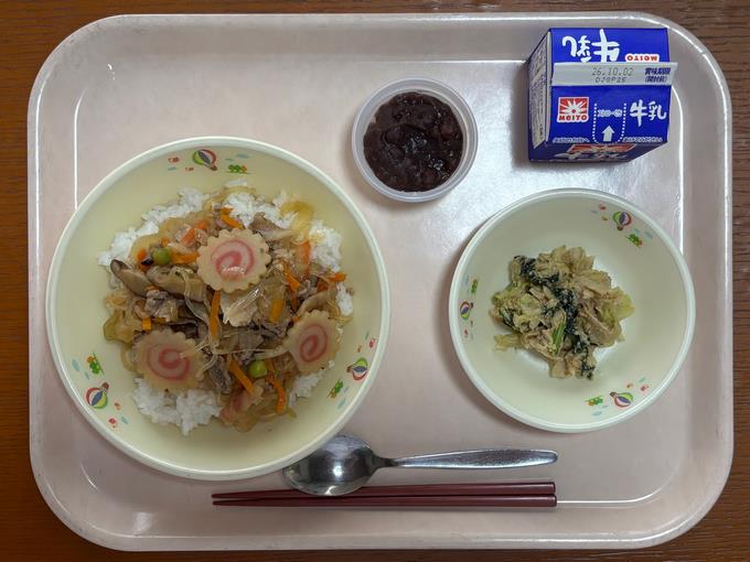 今日は十五夜なので、お月見あん団子が出ました。