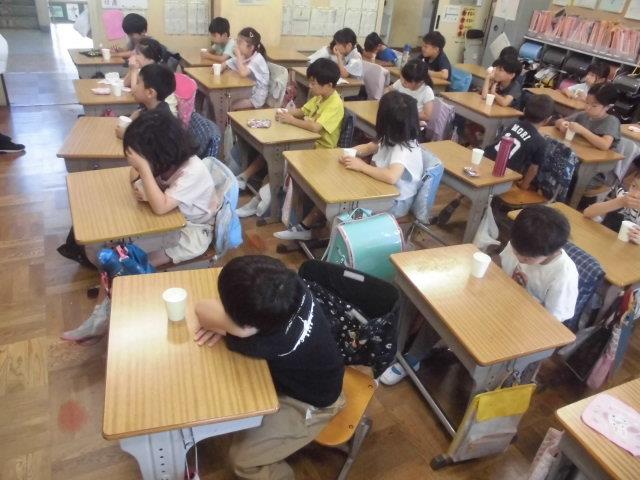 下を向いて