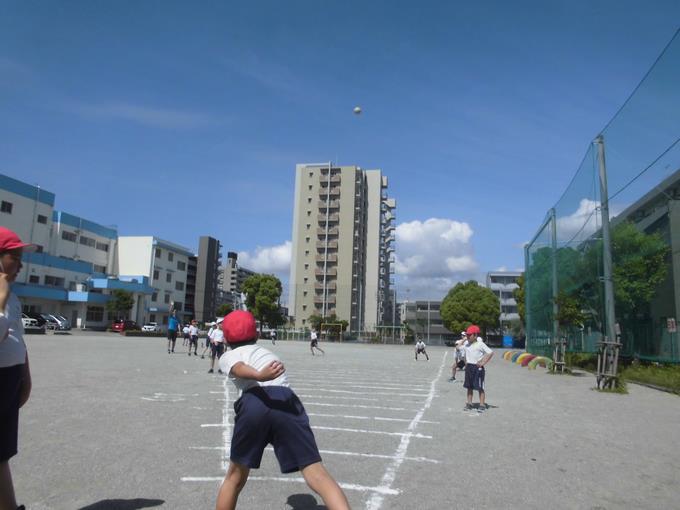 マンションの屋上に向かって