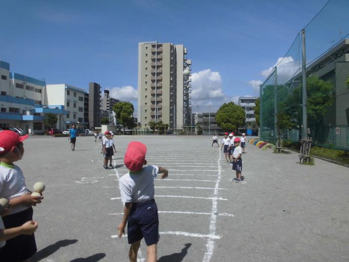 マンションの屋上に向かって