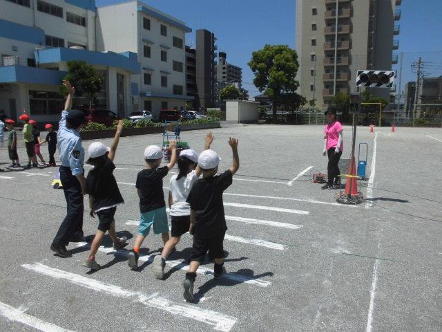 手を上げて