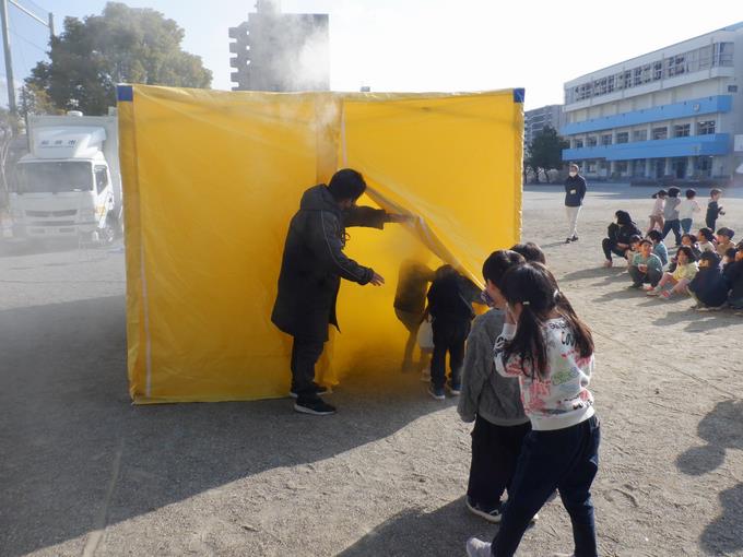 煙の中では壁をさわって