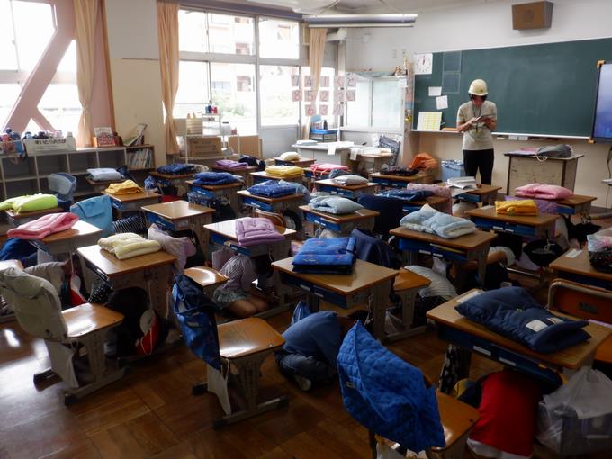 机の下に
