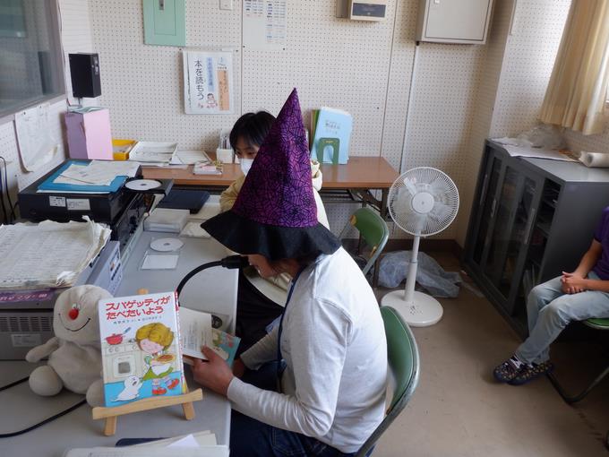 司書の読み聞かせを