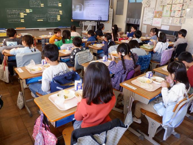 食べながら聞いています