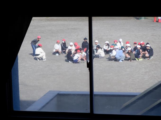 運動場では中央に