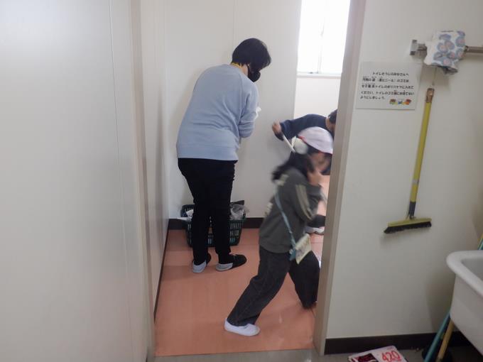 ボランティアの方と一緒に