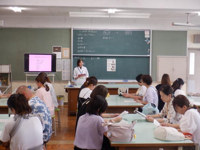 給食試食会の様子
