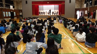 着任式では9名の先生が紹介されました