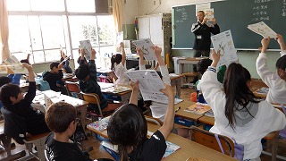 各教室で早速、学級活動が始まりました!