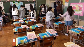 1年生の教室では、装飾や配布物の整理がすすめられています