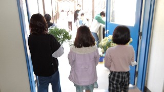 5・6年生が協力して植木鉢を運んでいます